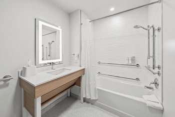 Room, 1 King Bed, Accessible, Bathtub (Mobility & Hearing)