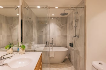 The Level, Room, Sea View