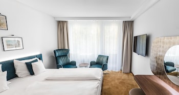 Standard Room, 2 Twin Beds, Balcony, Lake View
