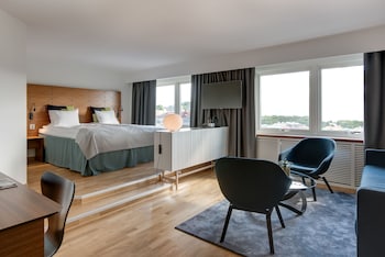 Deluxe Room, Non Smoking (2 Single Beds and Sofa Bed)