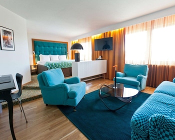 Deluxe Room, Non Smoking (2 Single Beds and Sofa Bed)