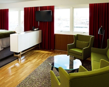 Deluxe Room, Non Smoking (2 Single Beds and Sofa Bed)