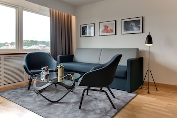 Deluxe Room, Non Smoking (2 Single Beds and Sofa Bed)