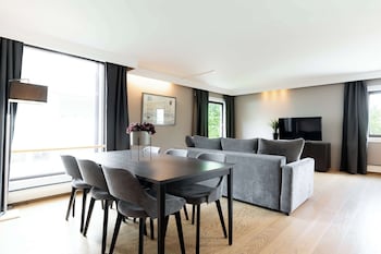 Room (Master)