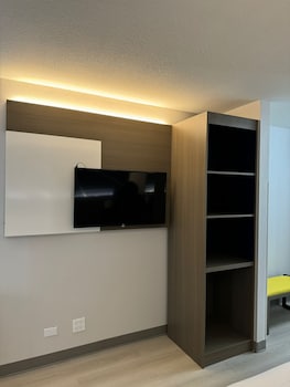 Standard Room, 1 King Bed, Non Smoking (Portable Tub/Shower Seat)