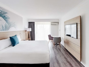 Deluxe Room, 1 King Bed, Pool View