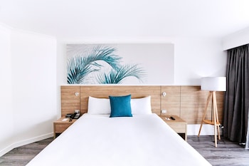 Standard Room, 1 King Bed, Pool View