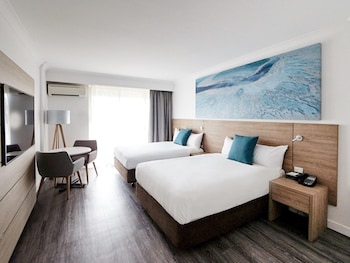 Deluxe Room, 2 Queen Beds, Pool View