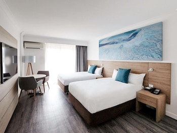 Deluxe Room, 2 Queen Beds, Pool View
