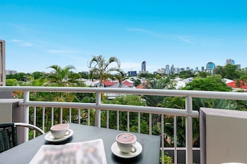 Deluxe Studio, 1 King Bed, City View
