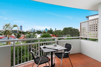 Deluxe Studio, 1 King Bed, City View