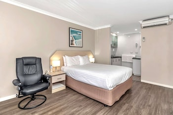 Deluxe Queen Non Smoking Kitchenette