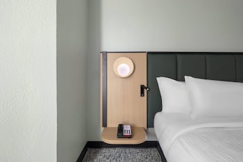 Room, 1 Queen Bed, Hearing Accessible, Non Smoking (Mobility/hearing, Roll-in Shower)