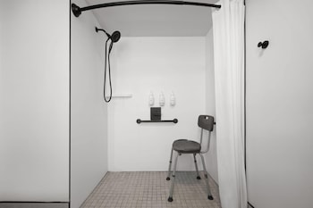 Room, 1 Queen Bed, Hearing Accessible, Non Smoking (Mobility/hearing, Roll-in Shower)