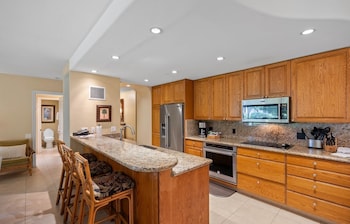 Condo, 2 Bedrooms (215)