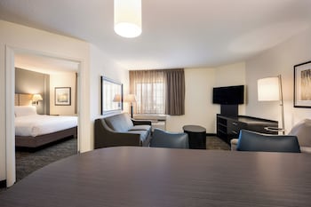 Suite, 1 Queen Bed, Accessible (One Bedroom Mobility Tub)