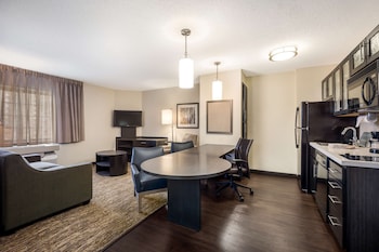 Suite, 1 Queen Bed, Accessible (One Bedroom Mobility Tub)