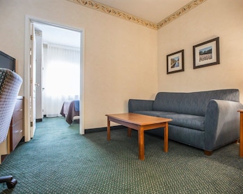 Suite, 1 Queen Bed with Sofa bed, Non Smoking (Living Room)