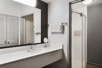 Room, 1 King Bed (Mobility/Hearing Accessible, Tub)