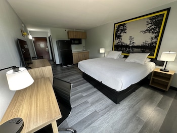 Suite, 1 King Bed, Non Smoking, Kitchenette