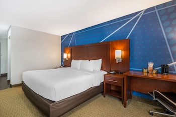 Suite, 1 King Bed, Accessible, Non Smoking (Interior Corridor)