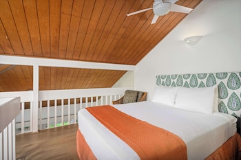 2-Bedroom 2-Bath With Loft Garden View