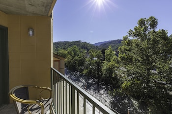 Signature Room, 1 King Bed, River View