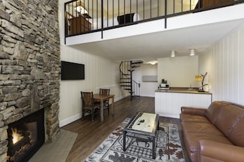 Signature Loft, 1 King Bed with Sofa bed, River View