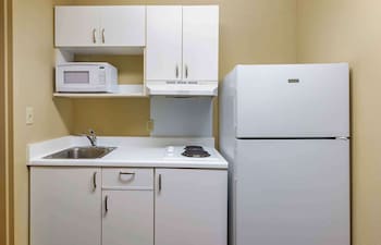 Studio Suite, 1 Queen Bed, Non Smoking, Kitchen