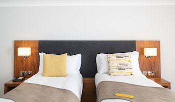 Standard Room, 2 Twin Beds (Bath Shower Combination)