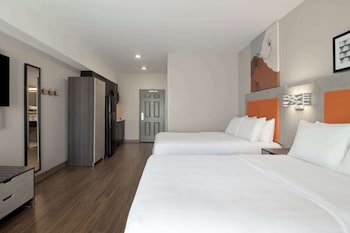 Junior Suite, 2 Queen Beds, Accessible (Roll-In Shower)