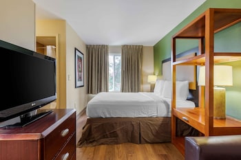 Deluxe Studio, 1 Queen Bed with Sofa bed, Accessible, Non Smoking