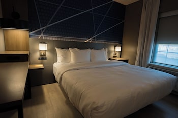 Suite, 1 King Bed with Sofa bed, Non Smoking