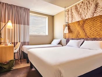 Standard Room with 1 double bed and 1 single bed