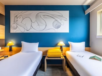 Standard room with 2 single beds