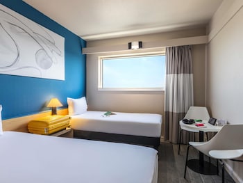 Standard room with 2 single beds