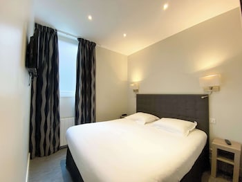 Standard Apartment, 1 Queen Bed, Non Smoking, Refrigerator & Microwave