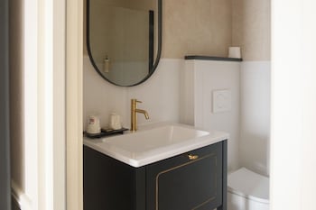 Junior Suite, 1 Queen Bed, Bathtub, Harbor View (with Sofabed)