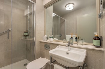City Queen Room